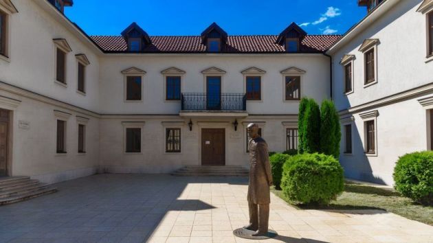 Spomenik Meši Selimoviću Andrićgrad