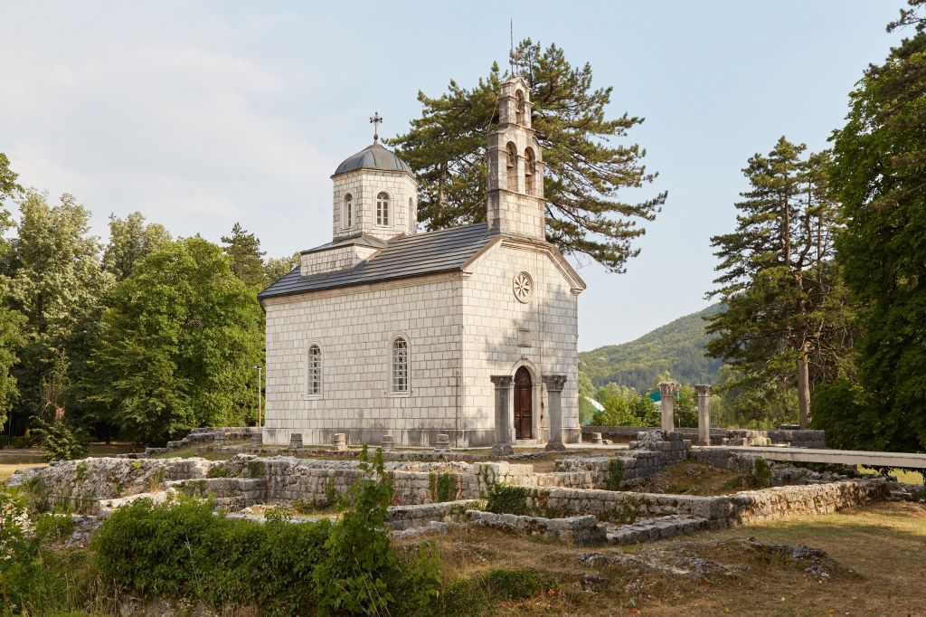 Dvorska crkva na Ćipuru Cetinje
