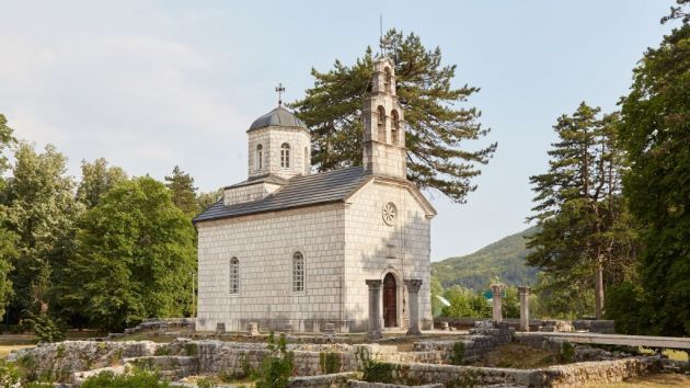 Dvorska crkva na Ćipuru Cetinje