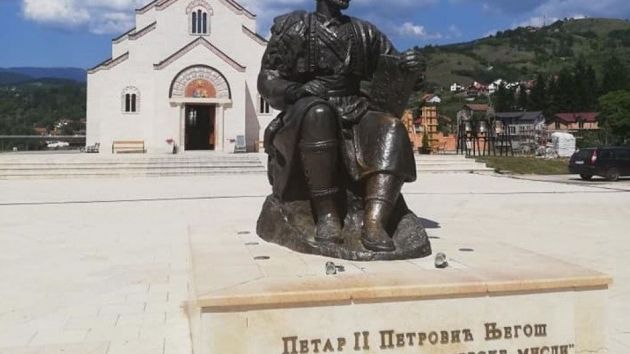 trg i spomenik Petra Petrovića Njegoša Andrićgrad Višegrad