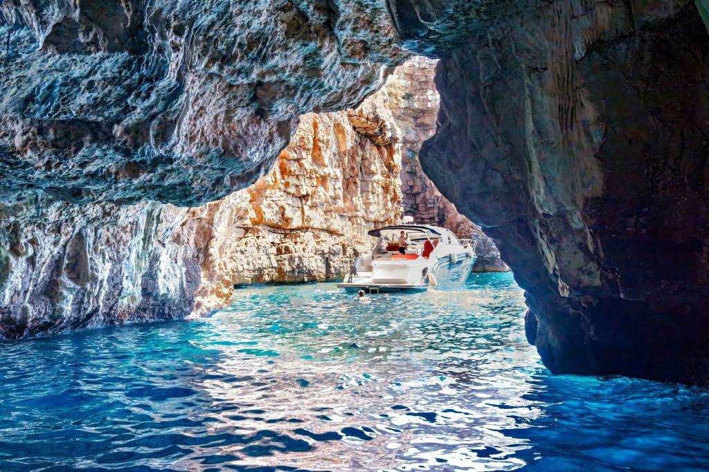 Plava špilja na Luštici