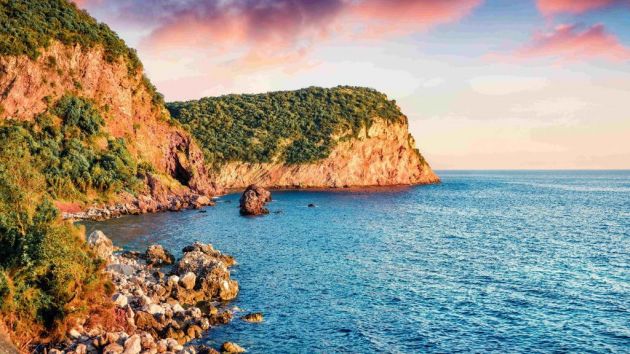 plaža Crvena glavica kod Svetog Stefana