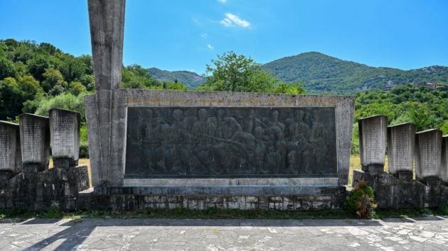 Spomenik borcima poginulim u ratovima Rijeka Crnojevića