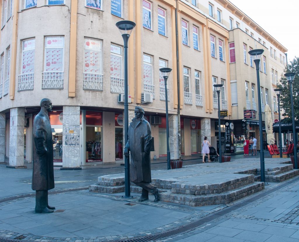 Kipovi slavnih Tuzlaka Ismeta Mujezinovića i Meše Selimovića Tuzla