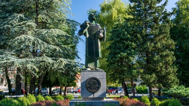 Spomenik Ivanu Crnojeviću Cetinje