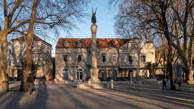 Trg slobode i spomenik herojima za slobodu Trebinje